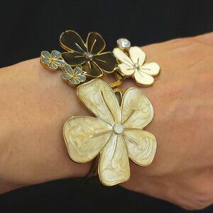 Vintage Floral White and Gold Bracelet with Ornate Detailing (Hinge)
